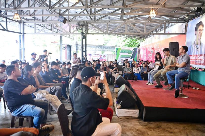 Creative Talk Pengembangan Inovasi UMKM Berbasks Kerakyatan Bagi Gen Z di Warkop Corner 52, Sario Utara, Manado, Sulawesi Utara. 