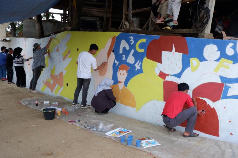 Creavill, Mural Bandung bekerja sama dengan ITB Press menggelar kegiatan VIRAL (Voli dan Mural), akhir pekan lalu.