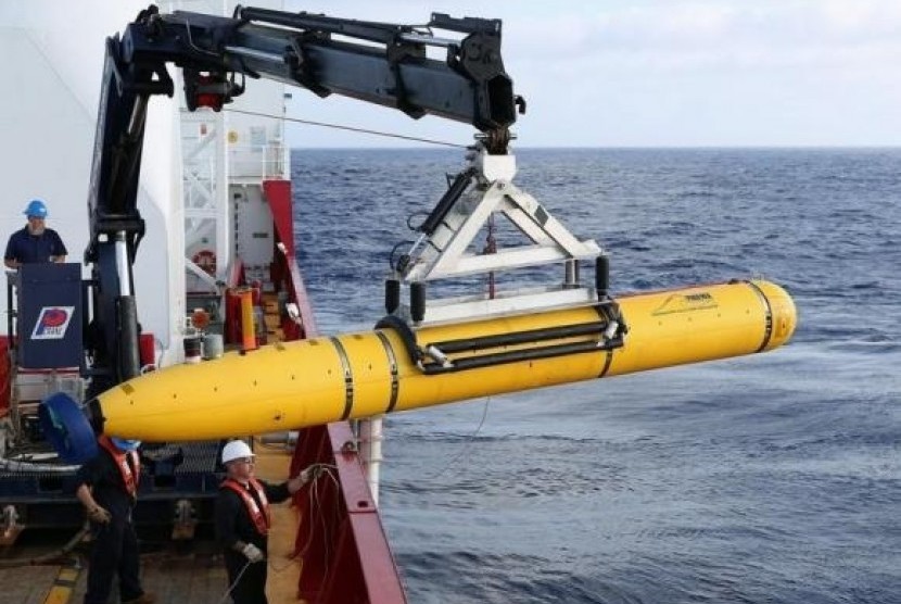 Crew aboard the Australian Defence Vessel Ocean Shield move the US Navy's Bluefin-21 autonomous underwater vehicle into position for deployment in the southern Indian Ocean on April 14, 2014.
