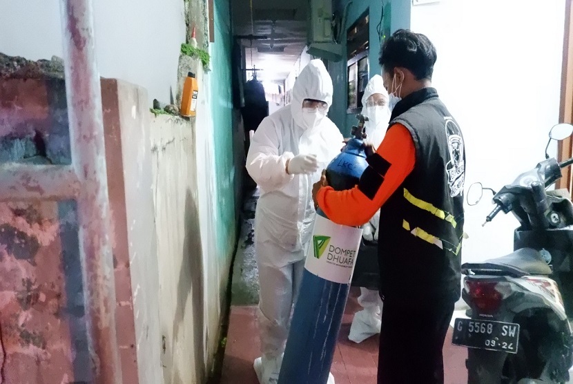 Crisis Center Covid-19 Dompet Dhuafa telah mendistribusikan tabung oksigen berukuran 6 meter kubik untuk dua pasien di Tangerang Selatan dan Bekasi pada Jumat malam (16/7).
