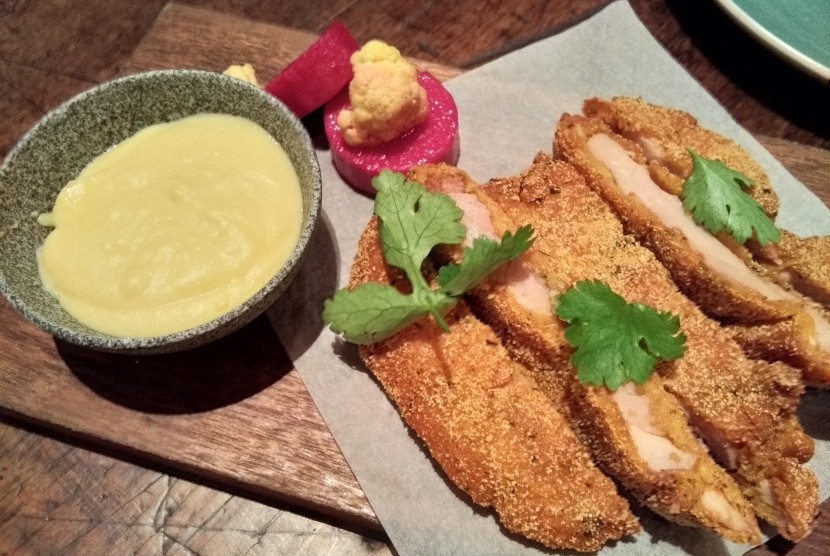 Crispy chicken strip with sweet corn pudding dari Attarine Jakarta.