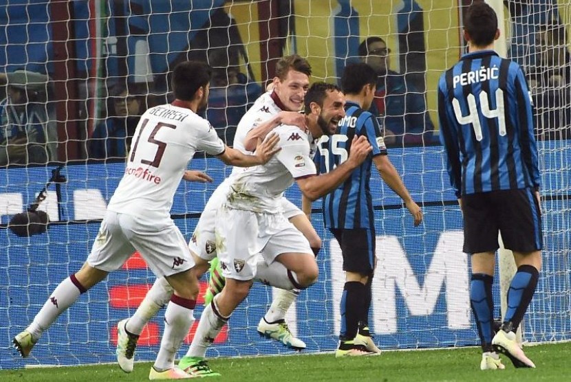 Cristian Molinaro (tengah) merayakan golnya ke gawang Inter Milan.