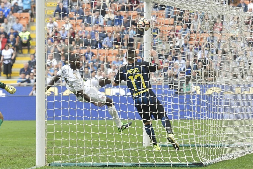 Cristian Zapata ketika memperkuat AC Milan menyarangkan gol ke gawang Inter Milan di Stadion Giuseppe Meazza, Milan, Italia, 15 April 2017. Laga tersebut berakhir dengan skor 2-2. Hasil serupa dengan pertemuan pertama Liga Italia Serie A musim 2016/2017, 20 November tahun lalu. 