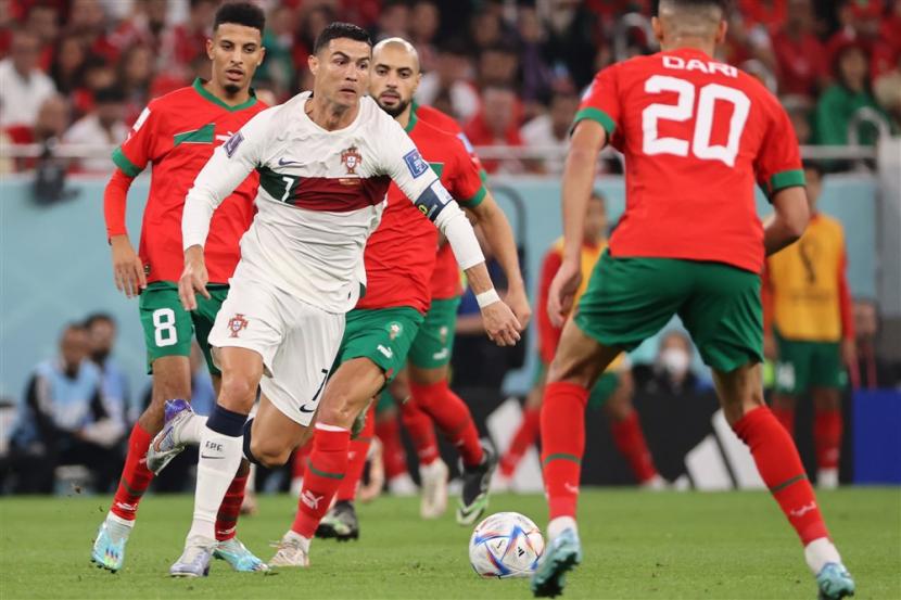  Cristiano Ronaldo (2-L) dari Portugal beraksi selama pertandingan sepak bola perempat final Piala Dunia FIFA 2022 antara Maroko dan Portugal di Stadion Al Thumama di Doha, Qatar,  Sabtu (10/12).