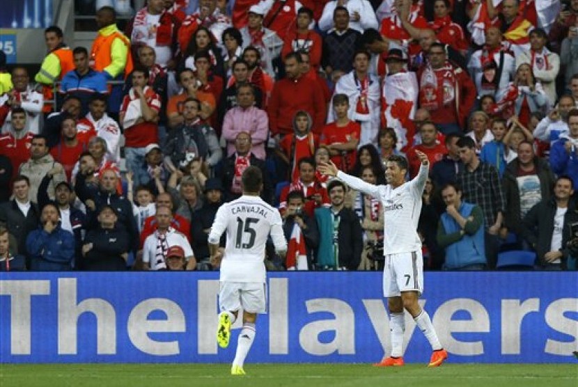 Cristiano Ronaldo (kanan) merayakan gol yang dicetaknya ke gawang Sevilla pada ajang Piala Super Eropa, Rabu (13/8) dini hari WIB.