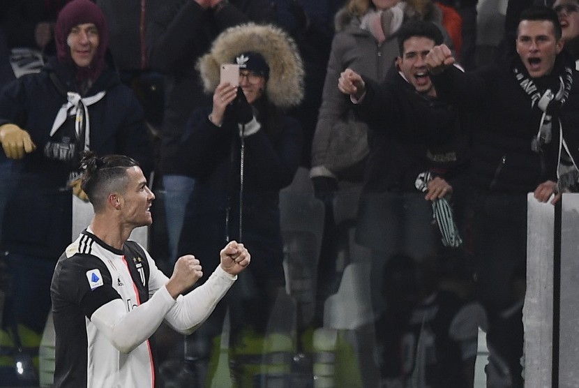 Striker Juventus Cristiano Ronaldo usai merayakan gol.