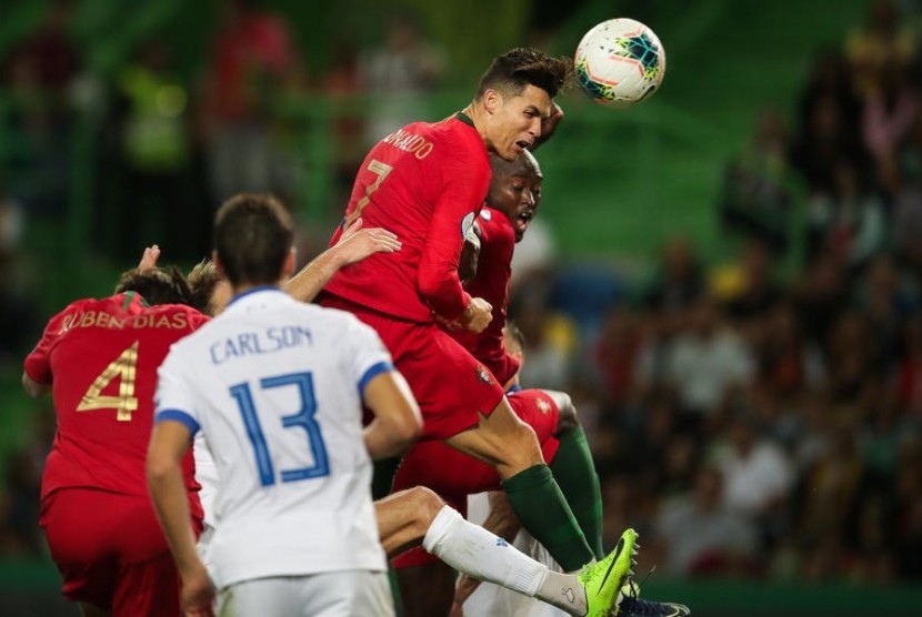 Cristiano Ronaldo beraksi saat membela Portugal melawan Luksemburg pada kualifikasi Euro 2020.