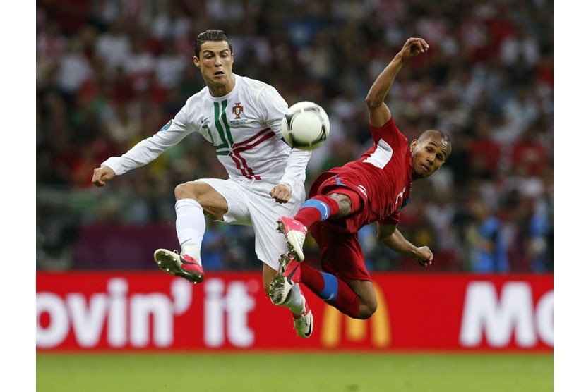  Cristiano Ronaldo berebut bola dengan pemain Cheska Theodor Gebre dalam pertandingan perempat final Piala Eropa 2012.  (Petr David Josek/AP)