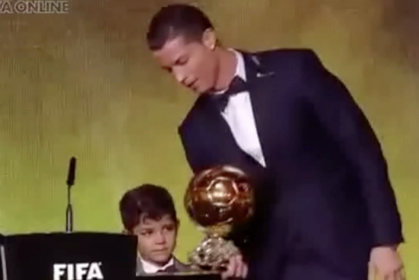 Cristiano Ronaldo berhasil mempertahankan gelar Balon d'Or miliknya