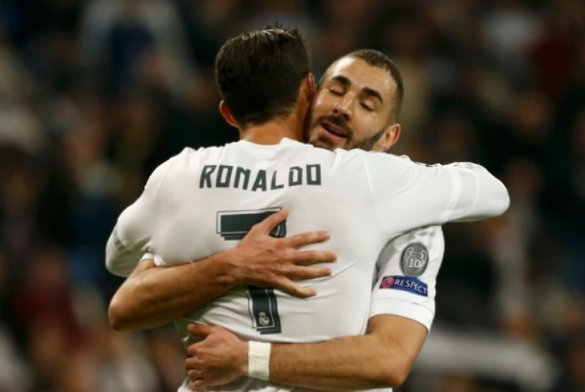 Cristiano Ronaldo berpelukan dengan Karim Benzema.