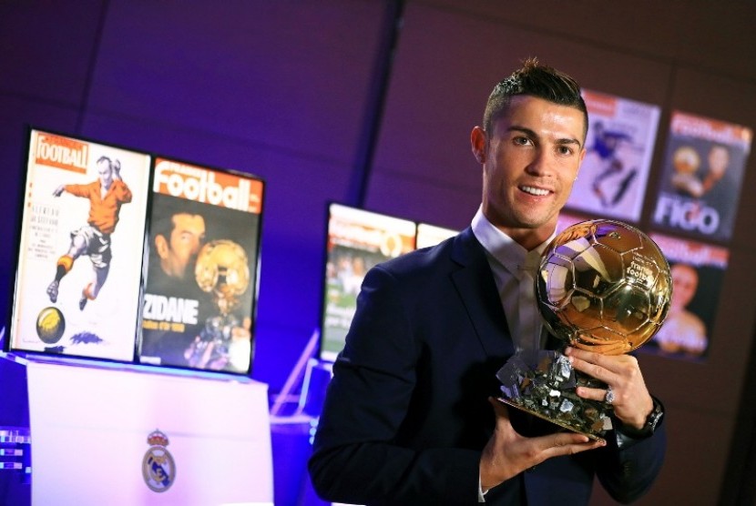 Cristiano Ronaldo berpose dengan trofi Ballon d'Or 2016.