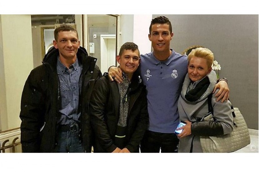Cristiano Ronaldo bersama David Pawlaczyc (kedua kiri) dan keluarganya.