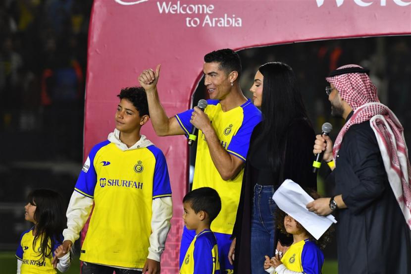 Cristiano Ronaldo bersama keluarganya saat perkenalan kepada publik oleh Al Nassr di Stadion Mrsool Park, Selasa (3/1/2023).