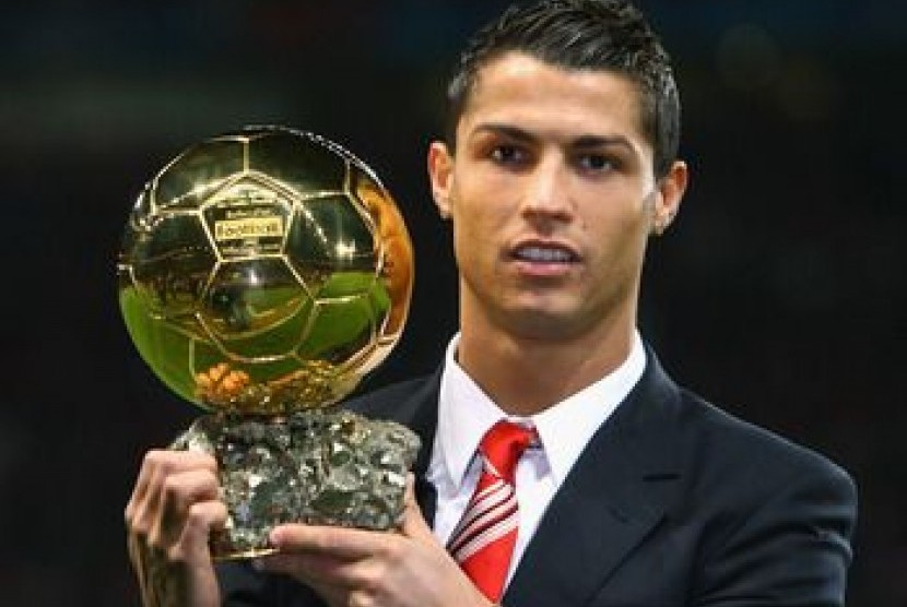 Cristiano Ronaldo bersama trofi Ballon d'Or 2013.