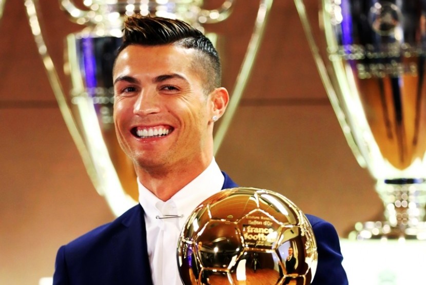 Cristiano Ronaldo bersama trofi Ballon d'Or 2016.