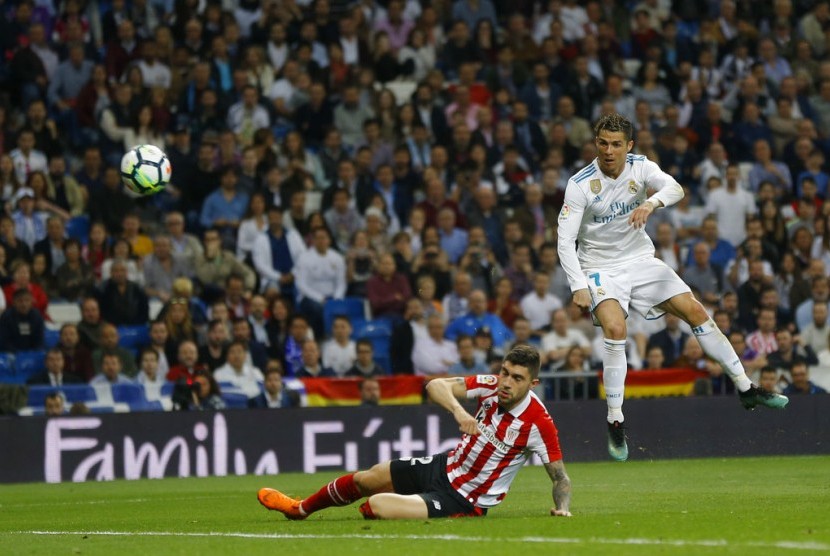 Cristiano Ronaldo berusaha mencetak gol ke gawang Athletic Bilbao.