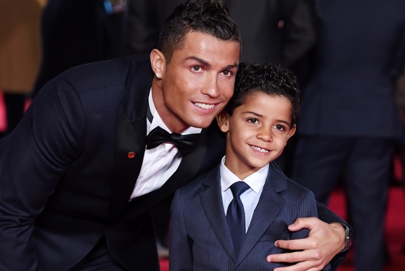 Cristiano Ronaldo dan anaknya Cristiano Ronaldo Jr.