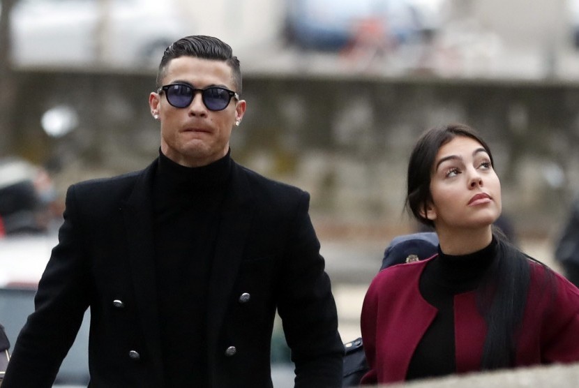 Cristiano Ronaldo dan kekasihnya, Georgina Rodriguez (kanan).