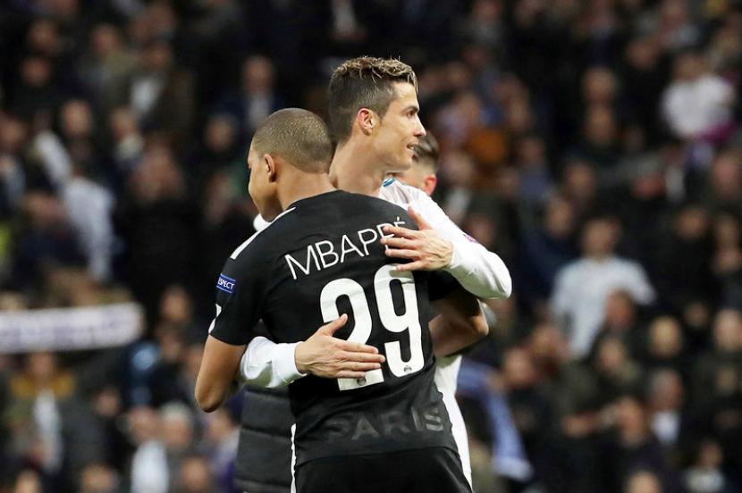 Cristiano Ronaldo dan Kylian Mbappe (depan).