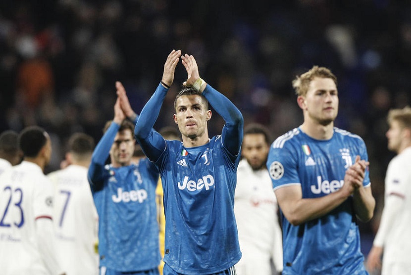 Cristiano Ronaldo dan pemain Juventus lainnya harus menerima kenyataan kalah dari  Olympique Lyonnais saat keduanya bertanding di leg pertama babak 16 besar liga Champions.