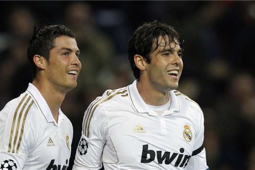 Cristiano Ronaldo dan Ricardo Kaka (kanan)