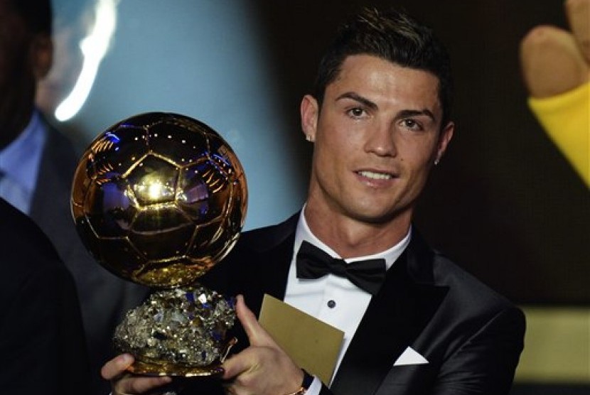 Cristiano Ronaldo dan trofi Ballon d'Or 2013.