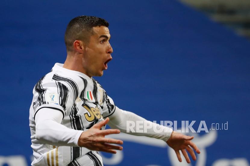  Cristiano Ronaldo dari Juventus merayakan setelah mencetak gol pembuka timnya selama pertandingan sepak bola final Piala Super Italia antara Juventus dan Napoli di stadion Mapei di Reggio Emilia, Italia, Kamis (21/1) dini hari WIB.  