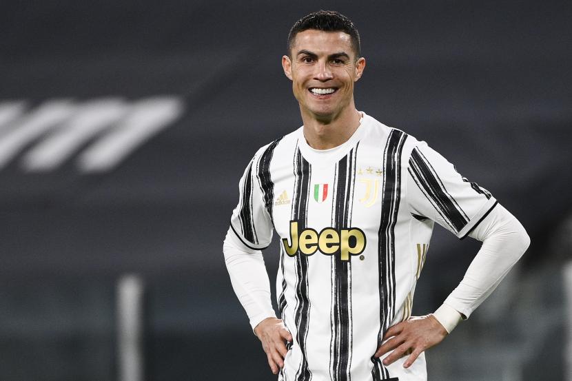 Cristiano Ronaldo dari Juventus tersenyum selama Piala Italia, leg kedua, pertandingan sepak bola semifinal antara Juventus dan Inter Milan, di Turin Allianz Stadium, Italia, Selasa, 9 Februari 2021.