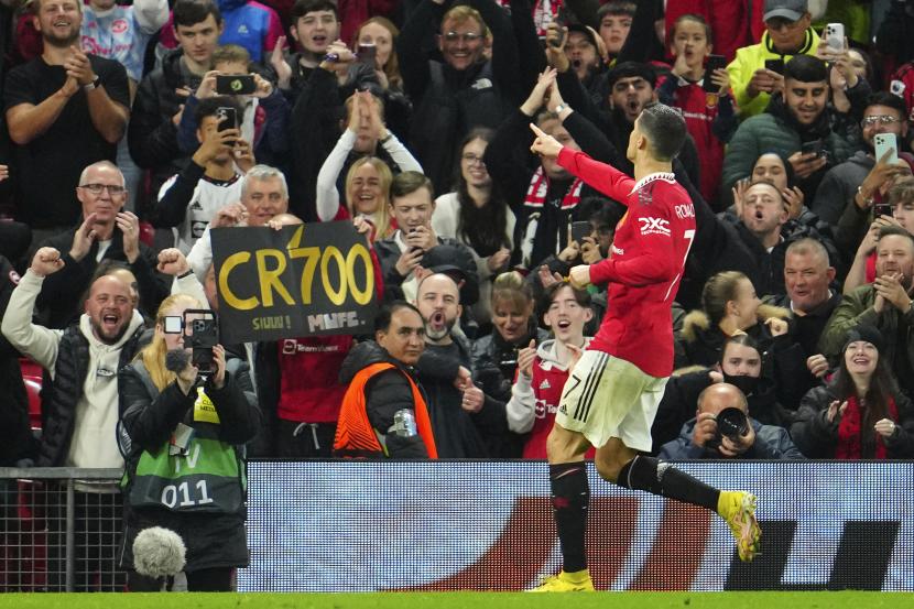 Cristiano Ronaldo dari Manchester United merayakan setelah mencetak gol ketiga timnya selama pertandingan sepak bola grup E Liga Eropa antara Manchester United dan Sheriff di Old Trafford di Manchester, Inggris, Kamis 27 Oktober 2022. 