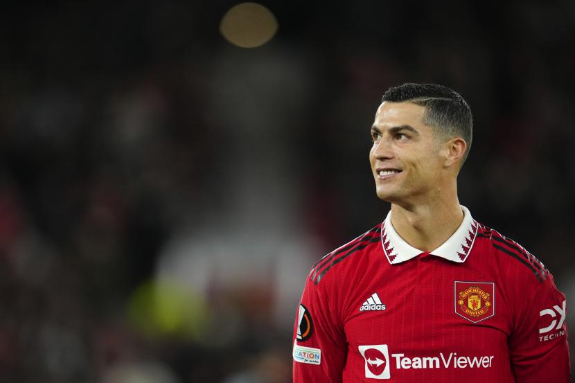  Cristiano Ronaldo dari Manchester United tersenyum sebelum dimulainya pertandingan sepak bola grup E Liga Europa antara Manchester United dan Sheriff di Old Trafford di Manchester, Inggris, Kamis 27 Oktober 2022.