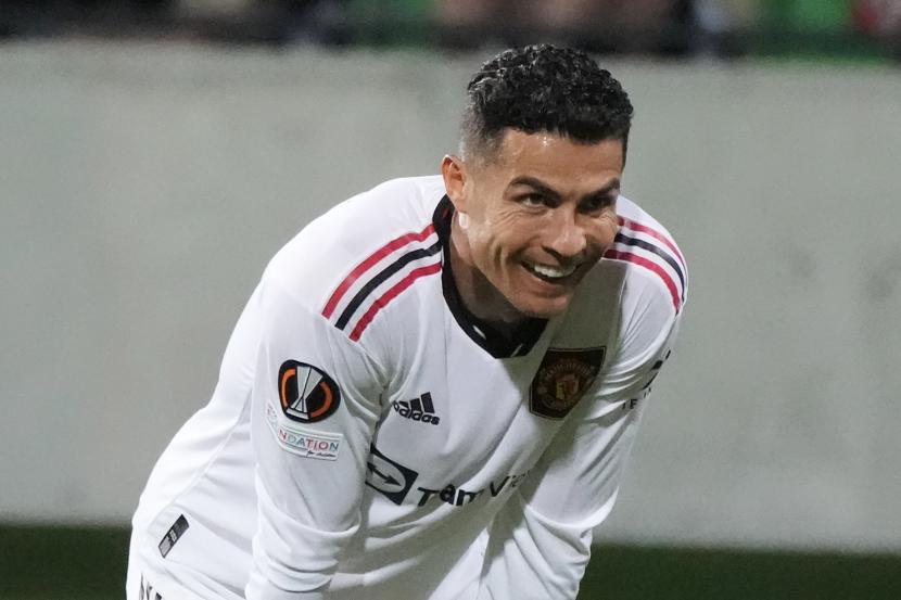 Cristiano Ronaldo dari Manchester United tersenyum selama pertandingan sepak bola Liga Eropa, grup E antara Sheriff Tiraspol dan Manchester United di stadion Zimbru, di Chisinau, Moldova, Kamis, 15 September 2022. 