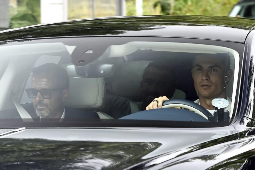  Cristiano Ronaldo dari Manchester United tiba di Carrington Training Ground, Manchester, Inggris, Selasa 26 Juli 2022. 