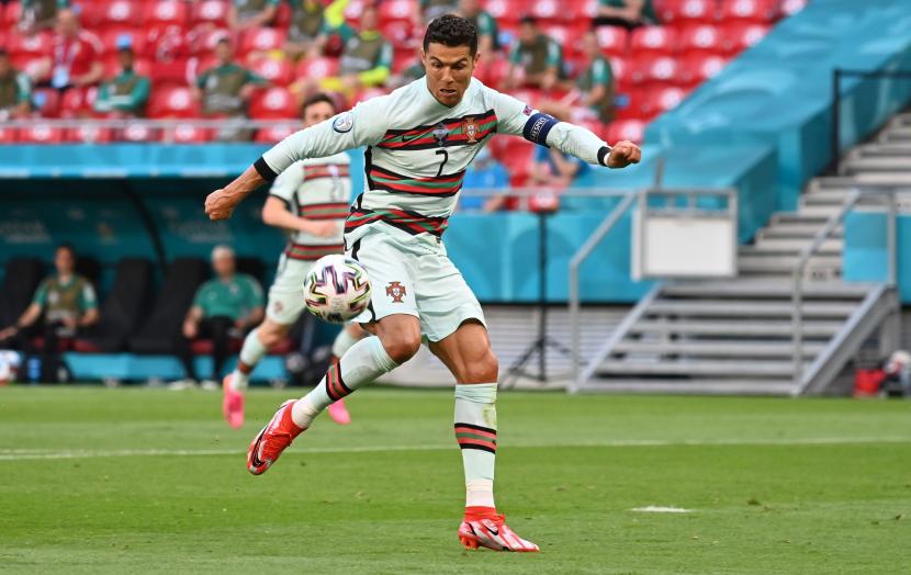 Cristiano Ronaldo dari Portugal beraksi selama pertandingan sepak bola babak penyisihan Grup F Euro 2020 antara Hungaria dan Portugal di Budapest, Hungaria, 15 Juni 2021.