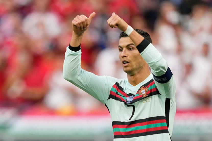 Cristiano Ronaldo dari Portugal beraksi selama pertandingan sepak bola babak penyisihan Grup F Euro 2020 antara Hungaria dan Portugal di Budapest, Hungaria, 15 Juni 2021. 