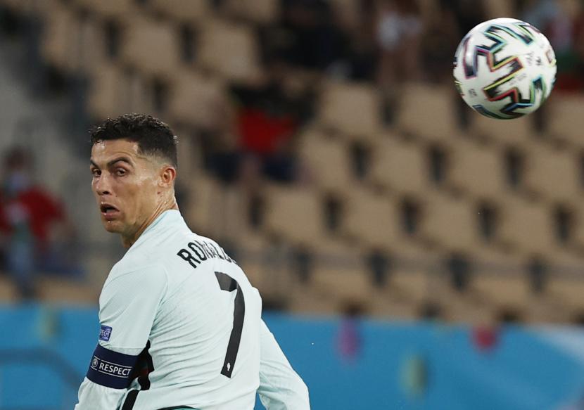 Cristiano Ronaldo dari Portugal beraksi selama pertandingan sepak bola babak 16 besar UEFA EURO 2020 antara Belgia dan Portugal di Seville, Spanyol, 27 Juni 2021.