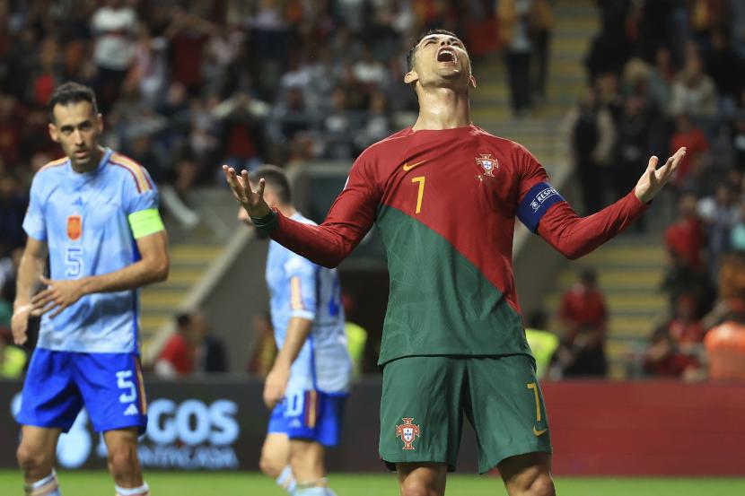 Cristiano Ronaldo dari Portugal bereaksi setelah kehilangan peluang mencetak gol selama pertandingan sepak bola UEFA Nations League antara Portugal dan Spanyol di Stadion Kota di Braga, Portugal, Selasa, 27 September 2022. 