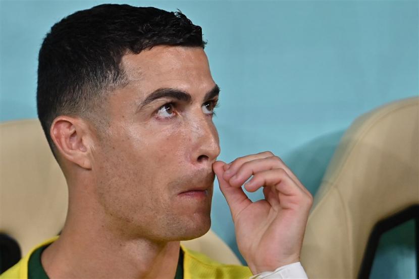  Cristiano Ronaldo dari Portugal duduk di bangku cadangan sebelum pertandingan sepak bola babak 16 besar Piala Dunia 2022 antara Portugal dan Swiss di Stadion Lusail di Lusail, Qatar, Rabu (7/12/2022) dini hari WIB. 