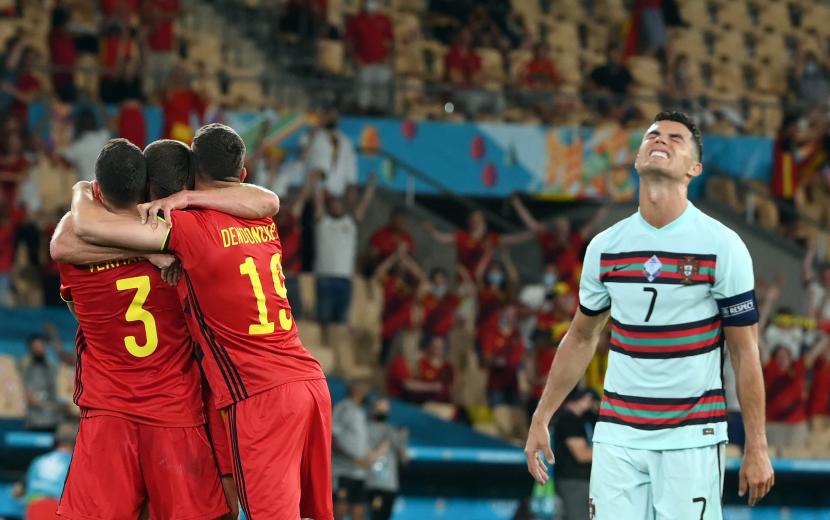 Cristiano Ronaldo dari Portugal (kanan) dan pemain Belgia bereaksi setelah pertandingan sepak bola babak 16 besar UEFA EURO 2020 antara Belgia dan Portugal di Seville, Spanyol, 27 Juni 2021. 