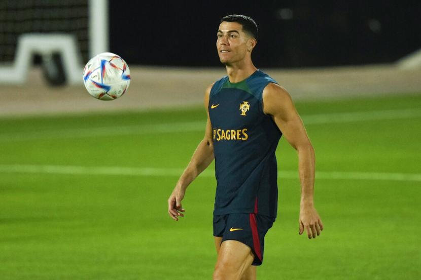 Cristiano Ronaldo dari Portugal memainkan bola saat sesi latihan timnya selama Piala Dunia di Doha, Qatar, Kamis, 8 Desember 2022.