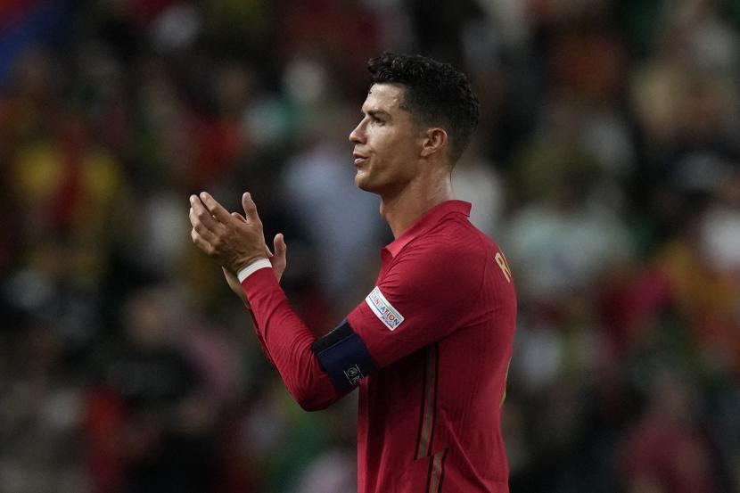 Cristiano Ronaldo dari Portugal memberi tepuk tangan kepada para penggemar di akhir pertandingan sepak bola UEFA Nations League antara Portugal dan Republik Ceko, di Stadion Jose Alvalade di Lisbon, Kamis, 9 Juni 2022. Portugal menang 2-0. 