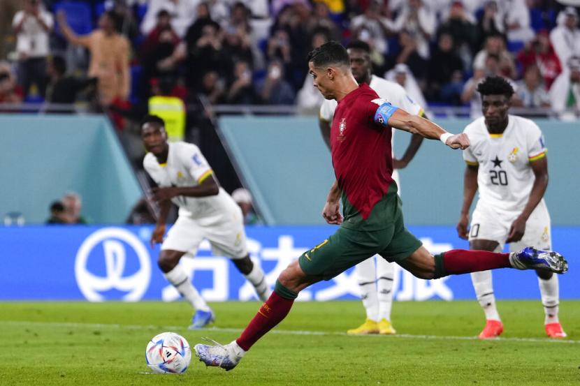  Cristiano Ronaldo dari Portugal mencetak gol dari titik penalti menjadi gol pembuka dalam pertandingan sepak bola grup H Piala Dunia melawan Ghana di Stadion 974 di Doha, Qatar, Kamis, 24 November 2022. 