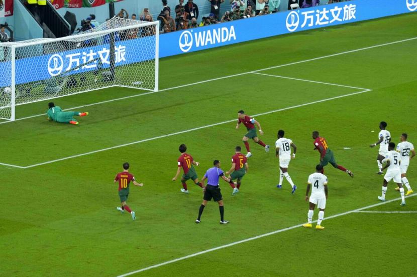  Cristiano Ronaldo dari Portugal mencetak gol dari titik penalti selama pertandingan sepak bola grup H Piala Dunia antara Portugal dan Ghana, di Stadion 974 di Doha, Qatar, Kamis, 24 November 2022.