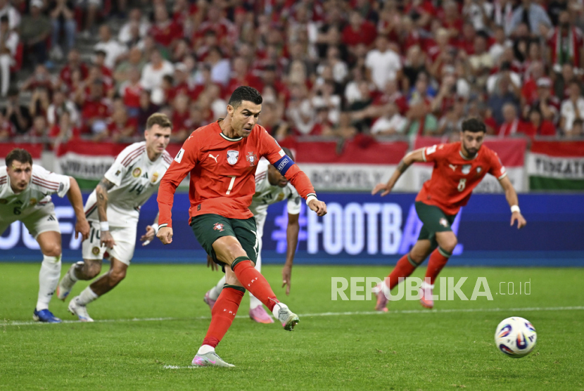 Cristiano Ronaldo dari Portugal mencetak gol kedua bagi timnya dari titik penalti dalam pertandingan kualifikasi Grup F Piala Dunia 2026 melawan Hungaria di Puskas Arena, Budapest, Rabu, 10 September 2025 dini hari WIB.