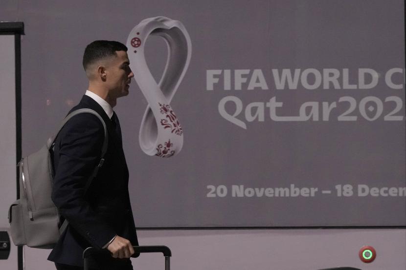 Cristiano Ronaldo dari tim sepak bola nasional Portugal tiba di bandara Internasional Hamad di Doha, Qatar, Jumat, 18 November 2022 menjelang Piala Dunia mendatang. Portugal akan memainkan pertandingan pertama di Piala Dunia melawan Ghana pada 23 November. 