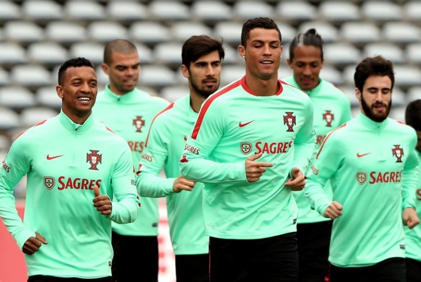 Cristiano Ronaldo (depan) bersama rekan-rekannya di timnas Portugal.