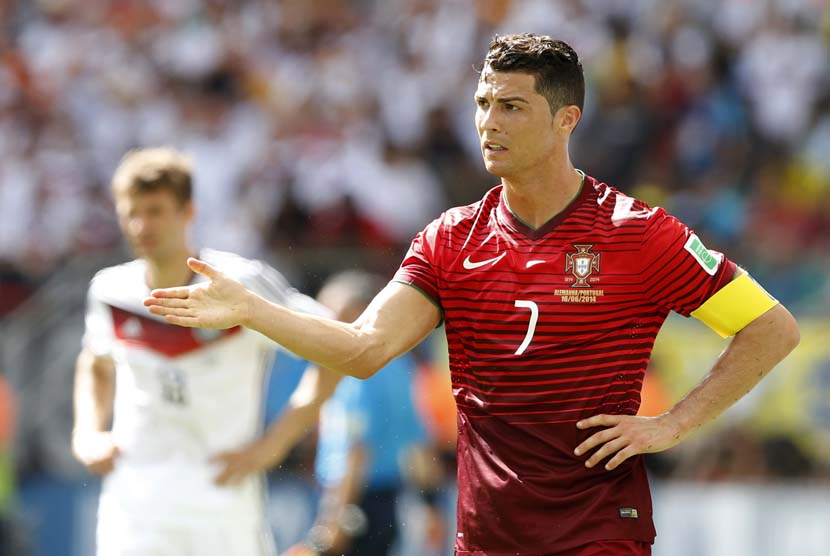Cristiano Ronaldo dibabak penyisihan pertandingan antara Jerman dan Portugal di Arena Fonte Nova di Salvador, Senin (16/6).   (EPA/Guillaume Horcajuelo).  