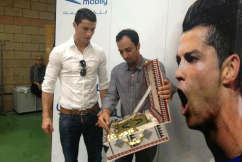 Cristiano Ronaldo dihadiahi sebuah Alquran usai menyelesaikan sebuah syuting iklan komersial telepon seluler di Dubai.