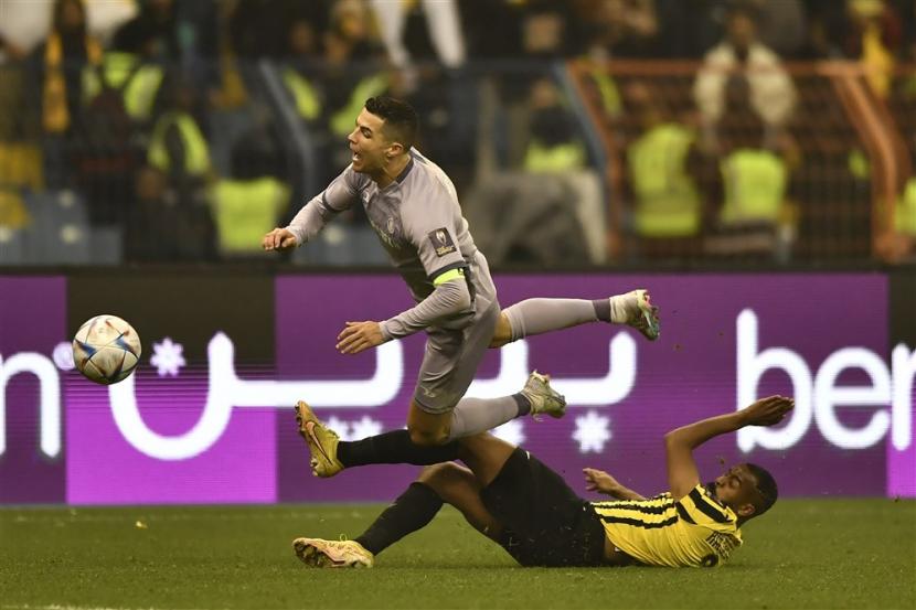Cristiano Ronaldo dijegal oleh pemain Al-Ittihad