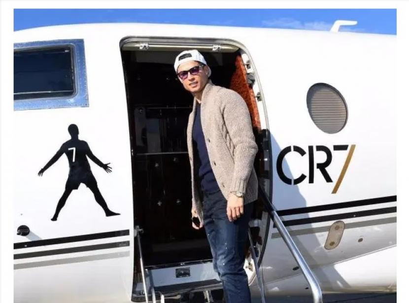 Cristiano Ronaldo hendak menaiki pesawat pribadinya. 