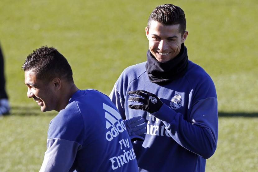 Cristiano Ronaldo (kanan).